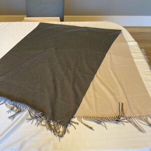 Excellent condition: two-color synthetic scarf